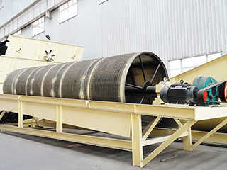 其包括底座、激振裝置、機架及設于 機架上的復數個篩分滾筒、料斗、驅動裝置、復數個輸送裝置